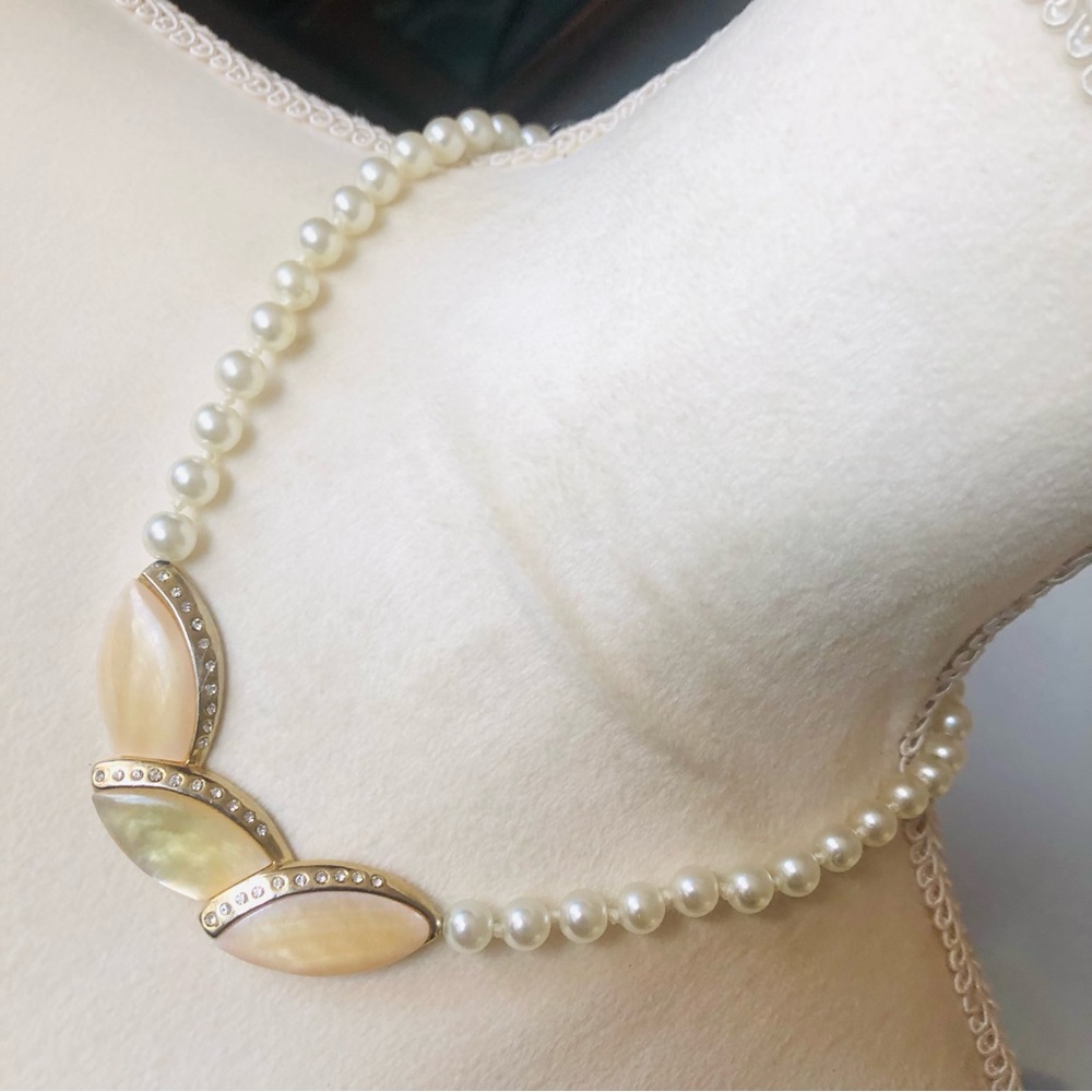 Vintage hand knotted white glass pearl shell disc necklace